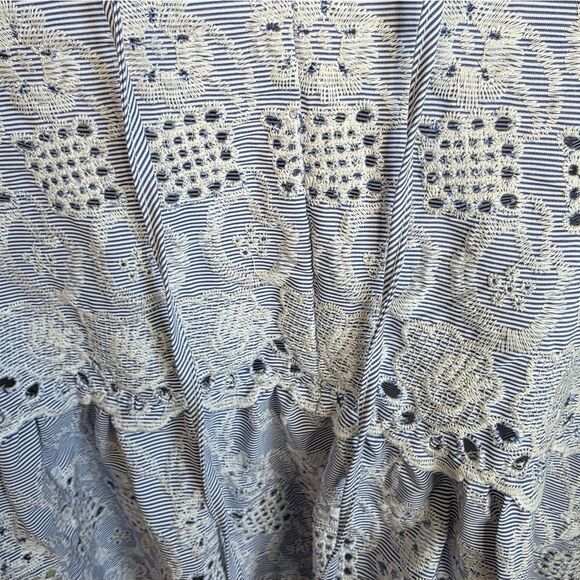 💫2 For $30💫 Bundle Corresponding Items For Deal!!! Blue and White Lace Blouse - Picture 3 of 6